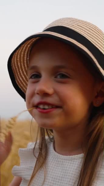 Κάθετη Αστεία Μικρό Κορίτσι Φορώντας Λευκό Φόρεμα Και Ψάθινο Καπέλο — Αρχείο Βίντεο
