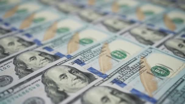 ドル紙幣のドルショットをきれいに行に横たわって ベンジャミンフランクリンの顔に焦点を当て カメラはアメリカの通貨と一緒に動いている 金融と金銭の支払の概念 — ストック動画