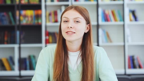 Biała Dziewczyna Rozmawia Patrzy Kamerę Bibliotece Nastolatka Nagrywająca Vlog Streaming — Wideo stockowe