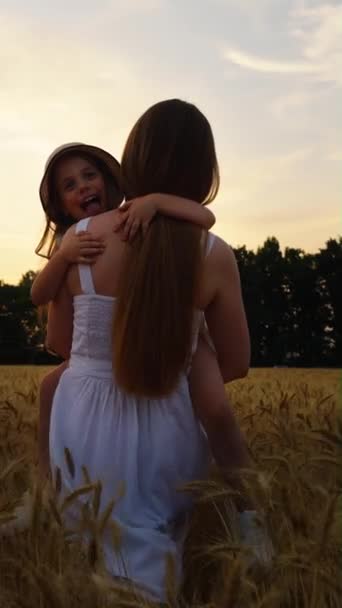 Вертикальний Екран Повільний Рух Батьків Ходять Пшеничному Полі Маленькими Дітьми — стокове відео