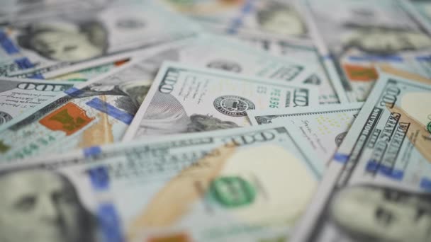 Espalhou Notas 100 Dólares Americanos Mesa Fundo Girando Com Dinheiro — Vídeo de Stock