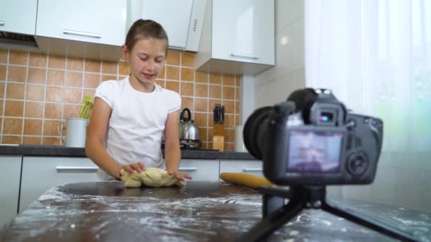 年轻的Vlogger用滚动销记录食物博客滚动面团的视频内容 快乐的女孩分享秘密直播流媒体烹饪博客 健康食品 手工制品 网络概念 — 图库视频影像