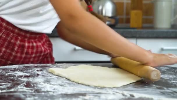 巻きピンで生地を転がし若い女の子の手を閉じます 健康食品 子供時代 手作り パン屋の概念 — ストック動画