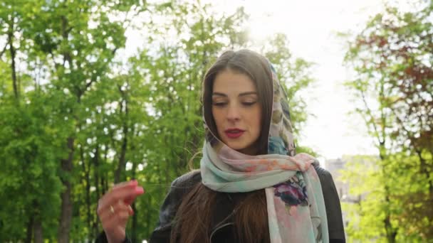 Młoda Biała Kobieta Chustce Przemierzająca Się Przez Zielone Drzewa Promienie — Wideo stockowe