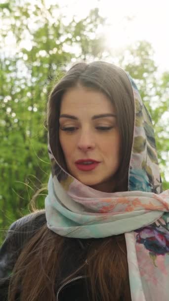 Κάθετη Οθόνη Νεαρή Γυναίκα Φορώντας Μαντίλα Σταυρώνεται Στα Πράσινα Δέντρα — Αρχείο Βίντεο