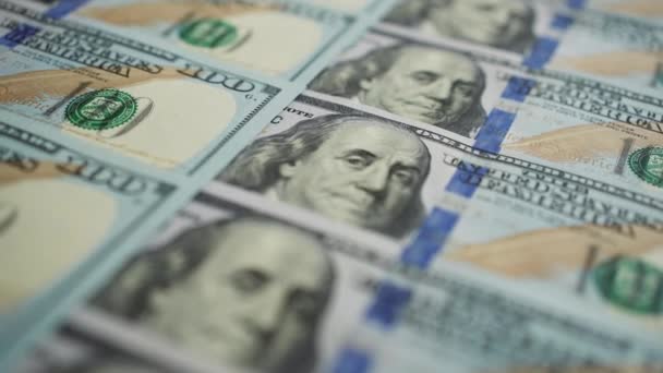 Nakit Para Dönüyor Sıraya Dizilmiş Yüz Amerikan Doları Benjamin Franklin — Stok video