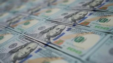 Nakit paranın Dolly 'si. Sıraya dizilmiş yüz Amerikan doları Benjamin Franklin 'in portresine odaklanıyor. Banknotlar başarıyı simgeler. Maliye ve para ödemesi kavramı