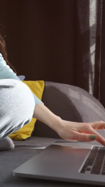 Layar Vertikal Wanita Dalam Pakaian Kasual Duduk Sofa Dengan Kaki — Stok Video