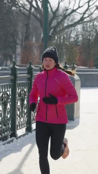 Vertikal Skärm Kvinnlig Joggare Rosa Och Svart Sportkläder Som Löper — Stockvideo