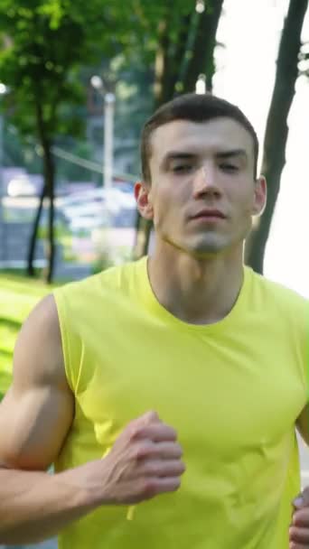 Vertikální Obrazovka Pomalý Svalnatý Muž Žlutém Top Jogging Parku Dívá — Stock video