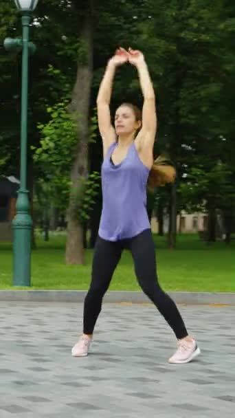 Vertikální Obrazovka Zpomalený Pohyb Sportovní Žena Skákání Zpevněném Povrchu Parku — Stock video