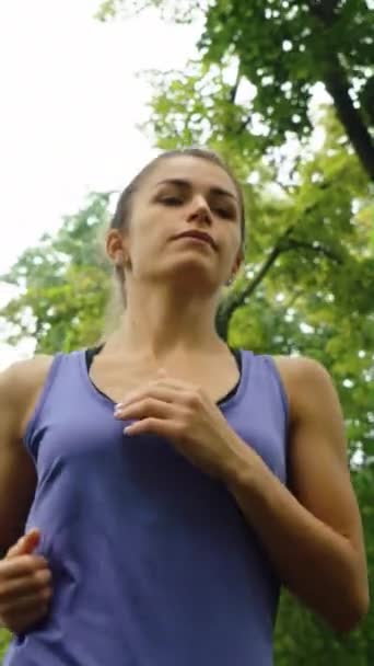 Vertikální Obrazovka Fit Žena Modré Sportovní Košili Jogging Pod Stromy — Stock video