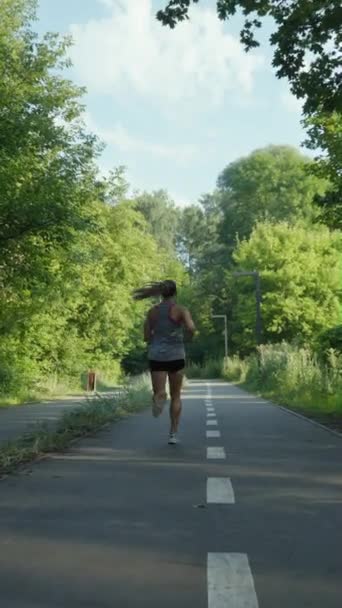 Yazın Ağır Çekimde Koşan Spor Gömlekli Şortlu Bir Kadın Atış — Stok video