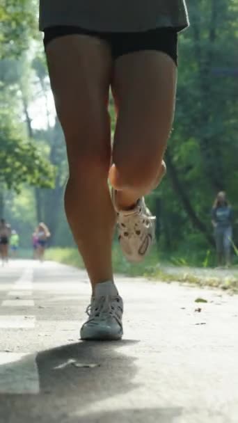 Verticaal Scherm Vrouwelijke Benen Dragen Sportschoenen Lopen Asfalt Weg Slow — Stockvideo