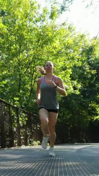 Pantalla Vertical Tracking Shot Fit Woman Sportswear Running Metal Bridge — Vídeos de Stock