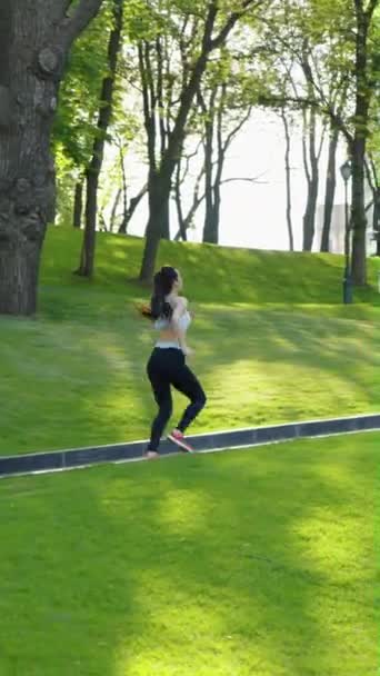 Вертикальний Екран Молода Жінка Хвостом Спортивному Одязі Біжить Серед Зелених — стокове відео