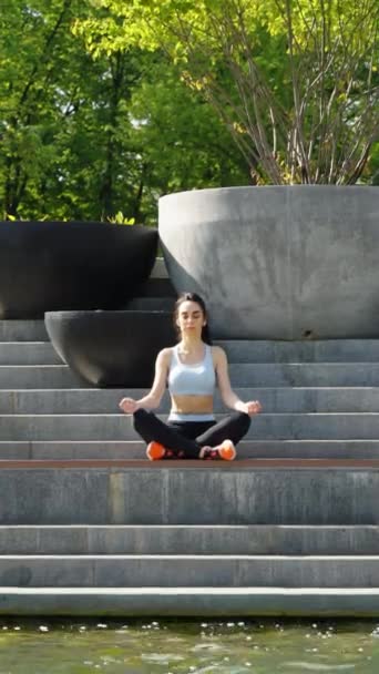 Vertical Screen Frau Sportbekleidung Sitzt Lotus Pose Auf Einer Treppe — Stockvideo