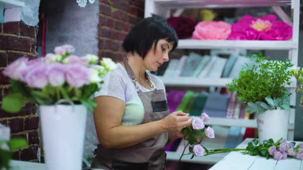 Professional Florist Clears Rose Dry Petals Floral Design Studio Female — Stock Video