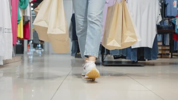 Pernas Mulheres Vestindo Jeans Andando Shopping Com Sacos Compras Feminino — Vídeo de Stock