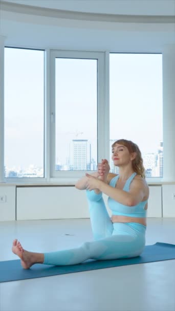 Vertikální Obrazovka Dospělá Blondýna Cvičí Osmiúhelníkovou Jógu Studiu Béďa Modrém — Stock video