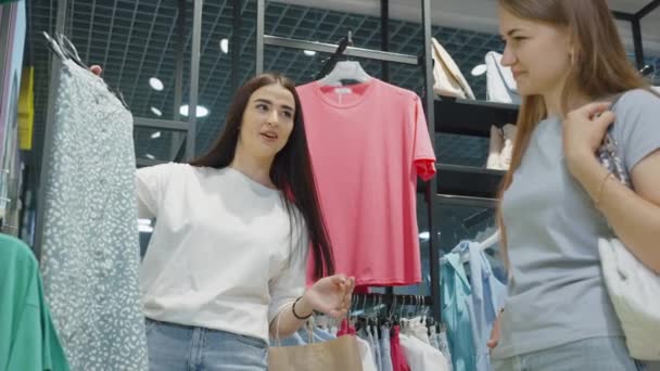 Жінки Друзі Обговорюють Спідницю Магазині Одягу Низький Кут Зору Молодих — стокове відео