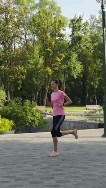 Écran Vertical Femme Sportive Ralenti Faisant Jogging Dans Parc Public — Video