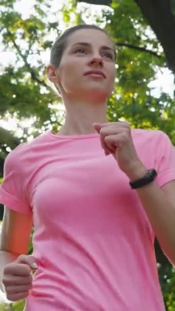 Pantalla Vertical Mujer Joven Cámara Lenta Con Cola Caballo Con — Vídeo de stock