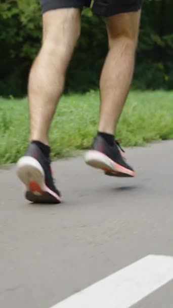 Svislá Obrazovka Nohy Běžce Cvičící Asfaltové Cestě Značením Částečný Pohled — Stock video