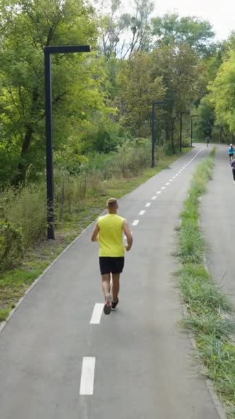 Écran Vertical Les Gens Tenue Sport Qui Courent Sur Route — Video