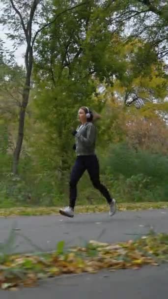 Vertikální Obrazovka Zpomalená Žena Sportovním Oblečení Rukavicích Sluchátkách Běhající Silnici — Stock video