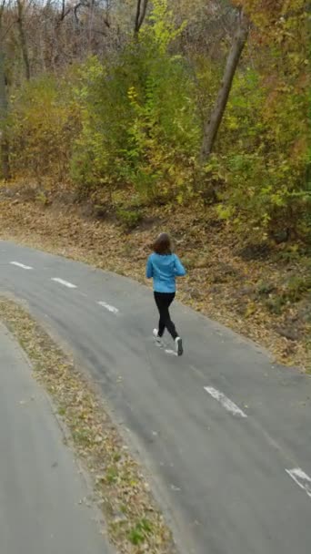 Vertikální Obrazovka Běžkyně Sportovním Oblečení Běhá Zpomaleném Podzimním Parku Střílí — Stock video