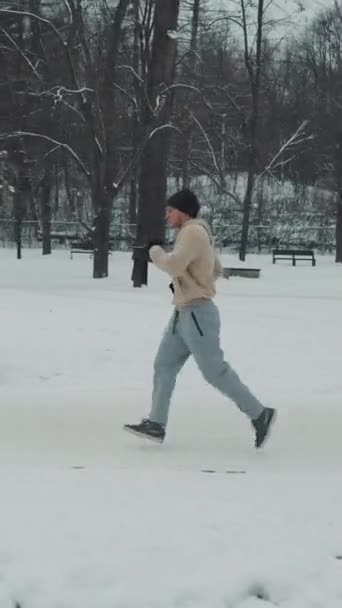Verticaal Scherm Fit Man Sportkleding Joggen Slow Motion Winterpark Bedekt — Stockvideo