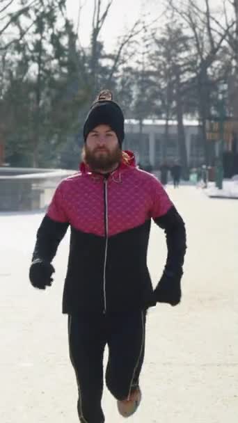 Ekran Pionowy Męski Jogger Różowej Czarnej Odzieży Sportowej Biegający Moście — Wideo stockowe
