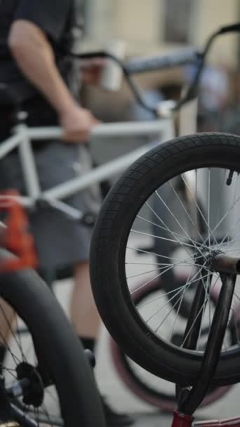 Уличные Парни Готовятся Выполнить Трюки Велосипедах Bmx Активные Люди Встречаются — стоковое видео