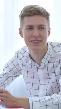 Dikey Ekran: genç, neşeli, yaratıcı öğrenci heyecan verici hissediyor ve iletişim yetenekleri sergiliyor. etkileşimli eğitim, bilgi, gelişme, öğrenim kavramı