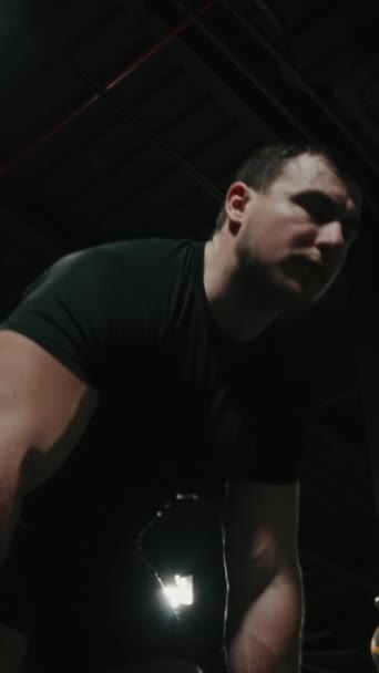 Vertical Screen Muskulöser Mann Schwarzer Sportbekleidung Beim Heben Der Langhantel — Stockvideo