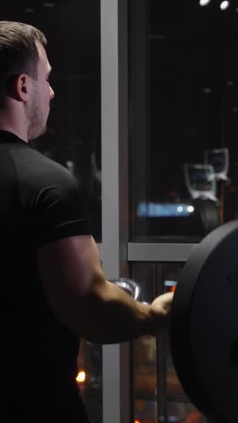 Écran Vertical Homme Sportif Shirt Noir Travaillant Avec Haltère Contre — Video