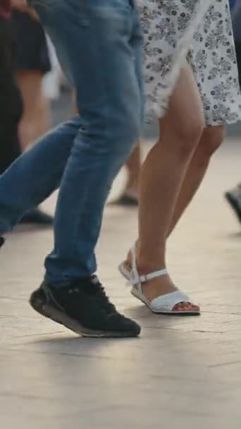 縦スクリーン 夏のテラスでダンサーの足を閉じます 人々は積極的かつ喜んで踊り 自由な時間を過ごしています アクティブレジャーのコンセプト — ストック動画