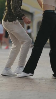 Dikey Ekran: Tanımlanamayan genç çift yaz terasında akşamları Latin müziği eşliğinde, arka planda yürüyen insanlarla şehvetli bir şekilde dans ediyor. Rahatlama ve dinlenme zamanı kavramı