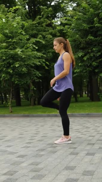 Vertical Screen Fit Woman Sportswear Stretching Legs Jogging Park Arc — Stock Video