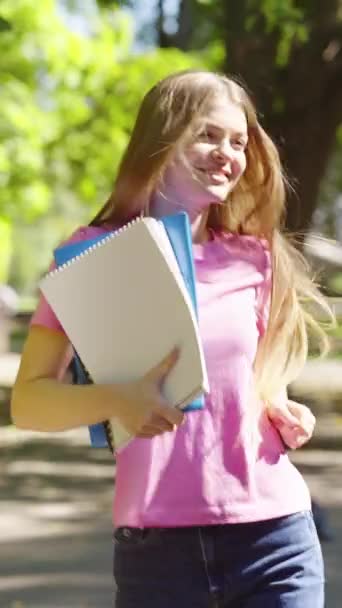 Κάθετη Νεαρή Γυναίκα Μακριά Μαλλιά Που Φοράει Ροζ Shirt Και — Αρχείο Βίντεο