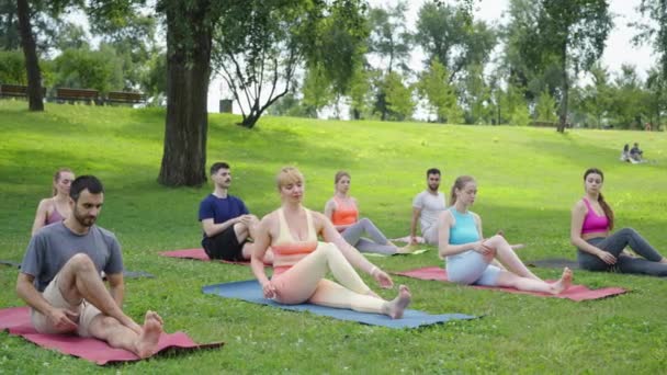 Yoga Trainer Teaching Twist Poses Students Bending Side Relaxing Hands — Stock Video