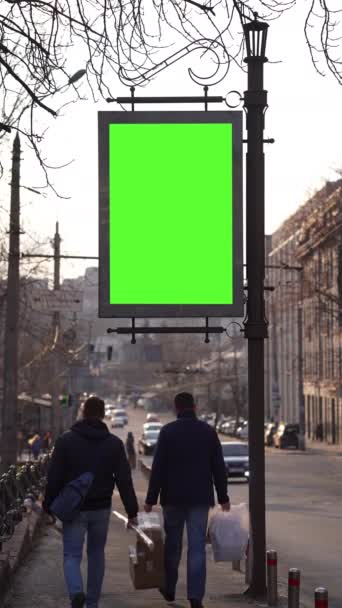 Dikey Ekran Yeşil Ekranlı Reklam Panosu Şehir Trafiği Arka Planı — Stok video
