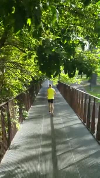 Pantalla Vertical Ajuste Hombre Ropa Deportiva Verano Corriendo Puente Moderno — Vídeos de Stock