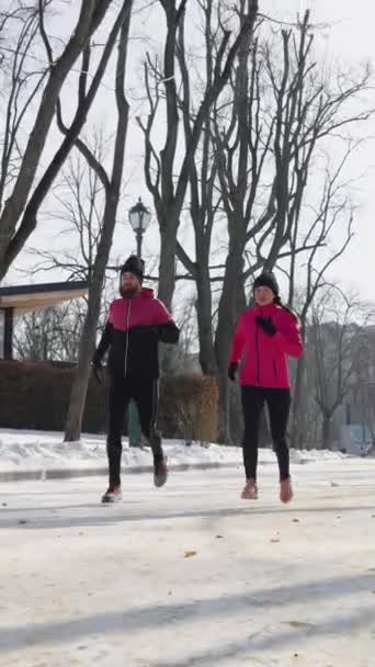 Pionowe Spowolniony Ruch Duet Sportowy Noszący Różową Czarną Odzież Sportową — Wideo stockowe