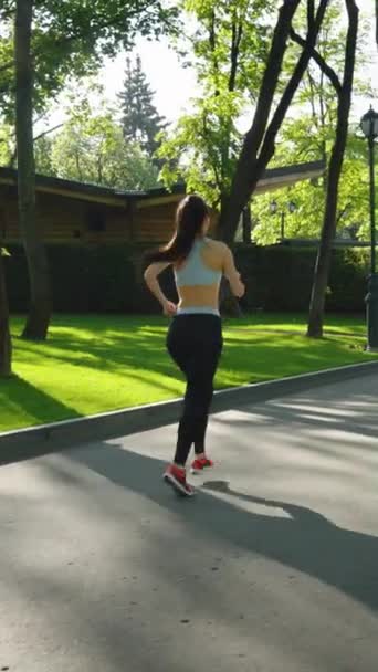 Écran Vertical Femme Tenue Sport Faisant Jogging Sur Une Allée — Video