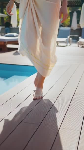 Ξυπόλητος Πόδια Της Γυναίκας Παρεό Πόδια Κατά Μήκος Της Πισίνας — Αρχείο Βίντεο