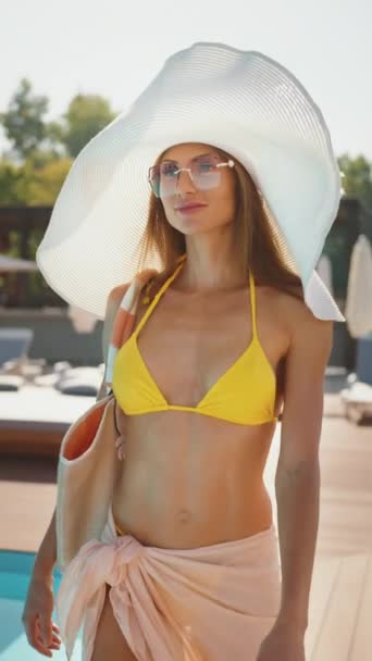 Happy Woman Wearing Yellow Bikini Big Summer Hat Walking Swimming — Stock Video
