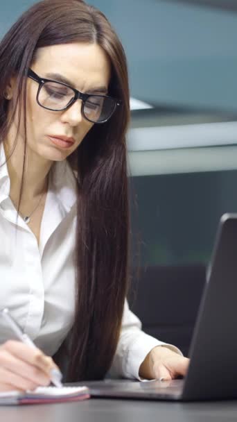 스크린 노트북 그녀의 노트북에 셔츠와 안경을 머리를 사업가 직장에서 매니저 — 비디오