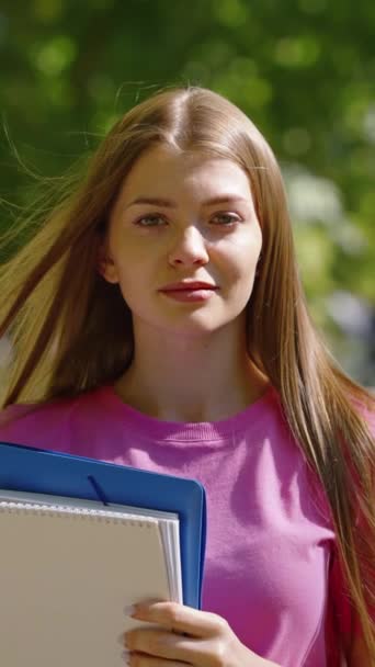 Κάθετη Οθόνη Νεαρή Γυναίκα Φορώντας Ροζ Shirt Στέκεται Ηλιόλουστο Πάρκο — Αρχείο Βίντεο
